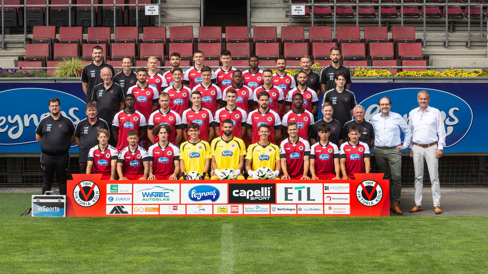 FC Viktoria Köln Mannschaftsfoto Saison 2024/2025 mit Thomas Tewes und Armin Esser von Auto Kierdorf