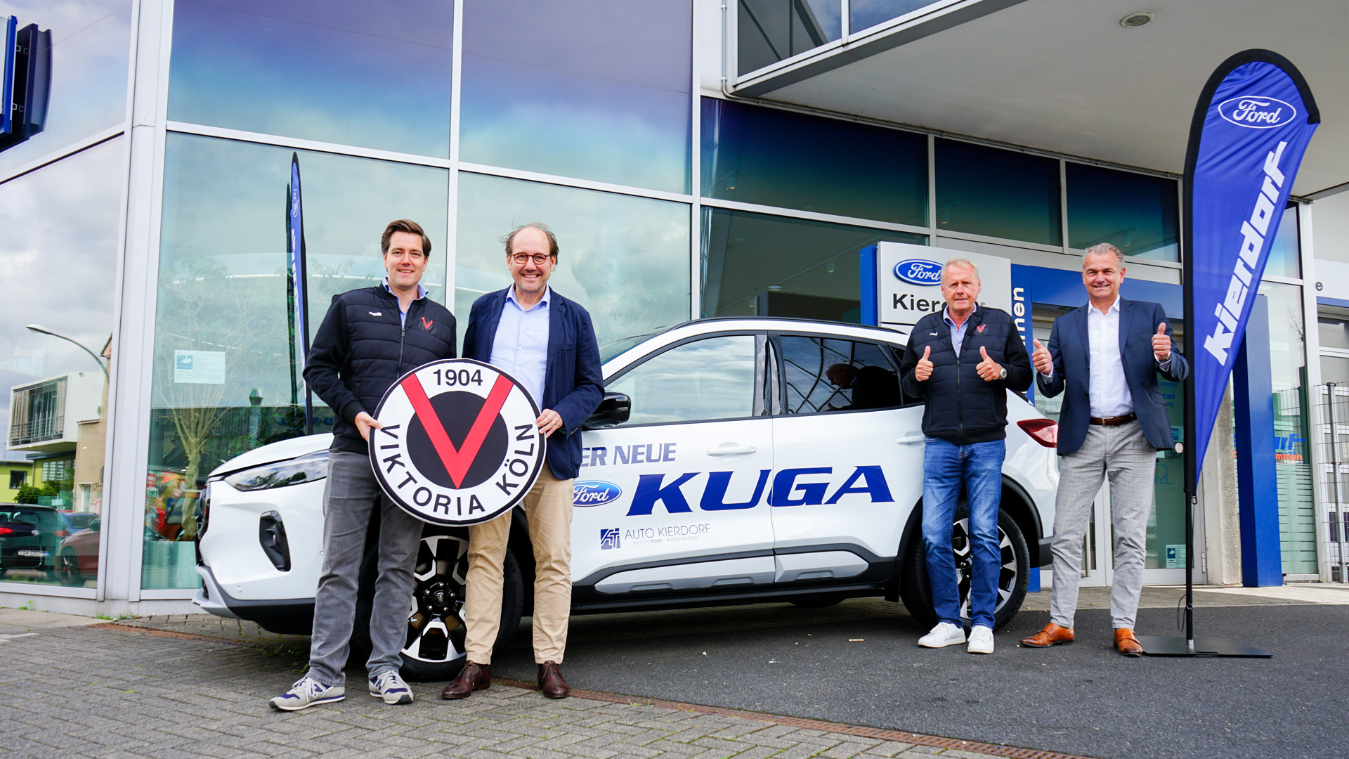 Foto Bekanntgabe Auto Kierdorf exklusiver Auto-Partner von FC Viktoria mit Axel Freisewinkel, Thomas Tewes, Erik Bock, Armin Esser